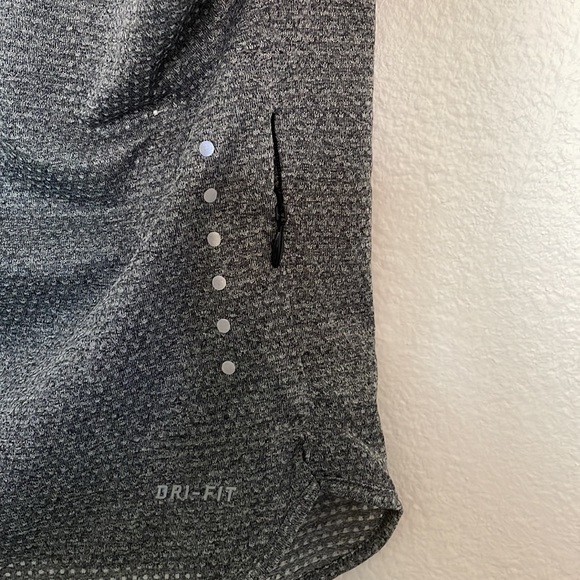 Nike mesh crop top size medium - Picture 3 of 4